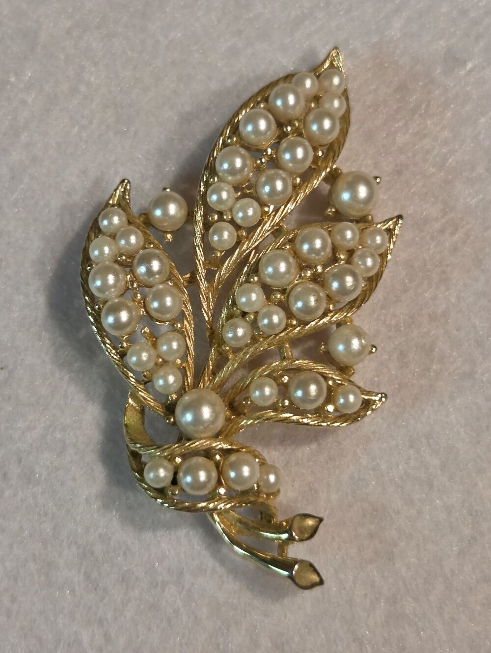 Vintage Gold-Tone Faux Pearl Leaf Brooch - Elegant Women's Jewelry